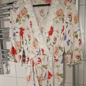 H&M storlek 34 - Fin blommig byxdress från H&M i storlek 34. Använd några gånger och är o gott skick! Kan mötas upp eller skickas mot att köparen står för frakt 🥰💛