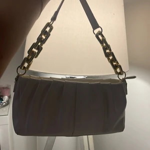 Väska - Väska från Nelly. Säljer pågrund av att den tyvärr inte kommer till användning längre. Säljer för 200kr + frakt då den knappt är använd. Bra material!