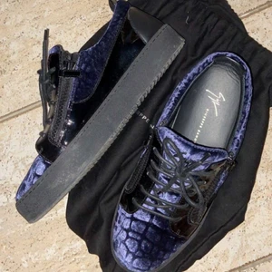 Zanotti skor - Sällsynta giuseppe zanotti skor i storlek 43, använda 5 gånger så dom är som nyskick💫 Skorna har slutat tillverkas och säljas.  Kvitto, original kartong och skopåse finns!!