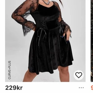 Spets klänning - Storlek S men den är stor i storleken  Aldrig använd  