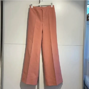 Kostymbyxor - Måste tyvärr sälja mina absoluta favoritbyxor då jag verkligen inte får stängt dem… Långa, snygg färg och mycket fint sydda. (Pressveck där fram på benet, ingen söm). Står storlek 36 men skulle nog mer säga 34.. FRAKT INGÅR!