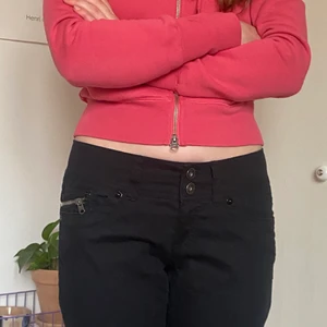Lågmidjade svarta jeans  - Supersnygga svarta lågmidjade jeans från Esprit. Köpte secondhand i somras påminner om dom från brandy melville. Midjemåttet tvärsöver är 41 cm och innerbensmåttet är 79,5 cm🖤