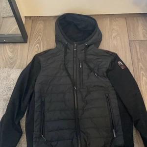 Para jumper ivor hybrid  - Köpt i maj säljs på grund av fel storlek Kvitto finns ej  Köpt på Johnells Den är L men passar M bättre Det är en sommae jacka