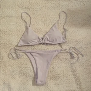 Bikini - Vit bikini set som är för litet, även en ljusrosa överdel till i samma storlek, aldrig använt! Settet blir 99 totalt och den rosa kan man köpa till för 49 kr 💕 (den rosa finns kvar)