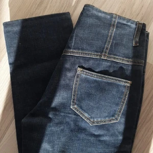 Vintage jeans  - Hej säljer supersnygga vintage jeans. De är mörklblåa och typ en straight model 💕💕
