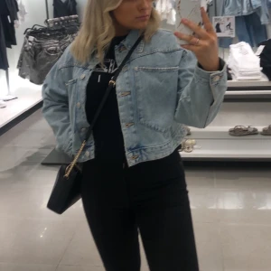 Jeansjacka zara  - Kort jeansjacka från zara, knappt använd🥰