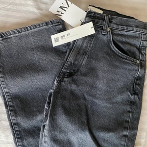 Gråsvarta Zara jeans - Långa grå/svarta jeans från Zara, aldrig använda pga felköp! 🖤