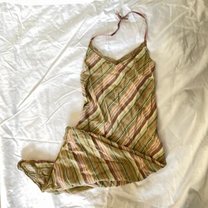 Sommarklänning - Så söt sommarklänning jag klippte om till en halterneck!<3 köpt second hand