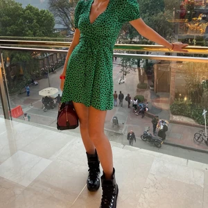 Urban Outfitters Grön/Svart Prickig klänning - Sötaste klänningen!