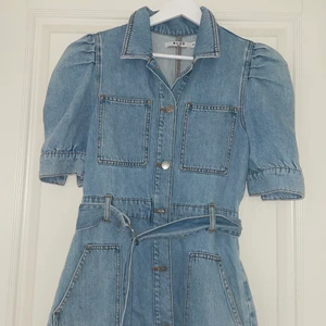 Denimklänning från NA-KD - Helt oanvänd denimklänning med puffärmar från NA-KD, helt oanvänd 