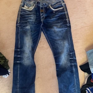 Cipo & Baxx jeans - Klippt nere vid fötterna på inne sidorna, faller snyggt på skorna. Kan skicka de verkliga måtten