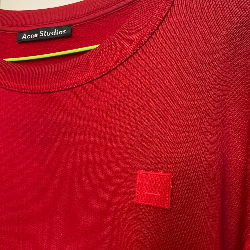 Acne Studios Face Collection crew neck i storlek M.  Använd ett fåtal gånger. Väldigt fint skick.. Tröjor & Koftor.