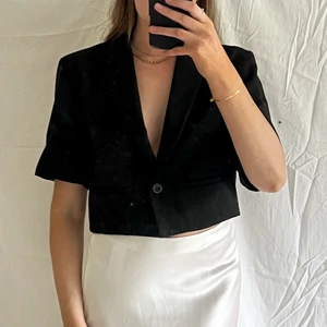 Kortärmad kavaj - Jättefin och unik kortärmad kavaj! Knappt använd och i bra skick! Stl 36, köparen står för frakten :)