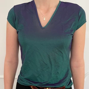 y2k hologram grön topp - storlek: S. möts upp i stockholm eller fraktar 🖤