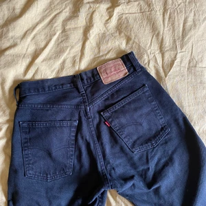 Levis jeans  - Vintage Levis jeans. Knäpps med 4 knappar fram. Mellanhöga i midjan. Slitningar finns nere vid foten. Kan skicka bild på det men enligt mig ger det mest lite vintage känsla. Storlek W29 L32 modell 510