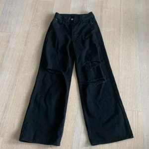 Svarta jeans - Ett par svarta jeans från Shein. Det är storlek xs men man kan säga att dom är M/L/XL aldrig använt