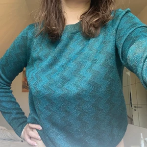 Glitter topp - Glittrig och grön topp från Mango. Helt oanvänd!