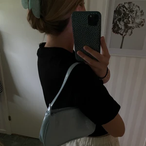 Axelremsväska  - En supergullig axelremsväska i ljusblå! Använd fåtal gånger.  💙