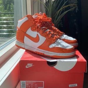 Nike Dunk Syracuse - Ett par höga nike dunk syracuse i storlek 44. Jättebra skick med originallåda. Tänker mig en 999kr. Bara att höra av sig med frågor eller be om fler bilder :)