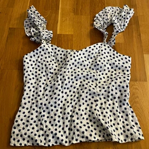 Prickig Blus  - Nästan oanvänd prickig blus. Blusen är från HM i storlek S. Sitter inte tajt utan passformen är ganska lös. 