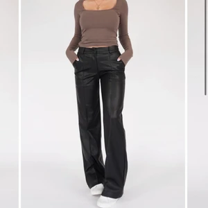 Läderbyxor venderby’s - Kan skicka egna bilder, bara att fråga! En av ”öglorna” där man sätter i bälten är sönder, inget som märks🫶🏼 pris kan diskuteras vid snabb affär  ~tar köp nu~