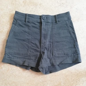 mörkgröna högmidjade cargoshorts - mörkgröna högmidjade cargos hörts från h&m det är bara att skriva för fler bilder, mått eller svar på frågor💕