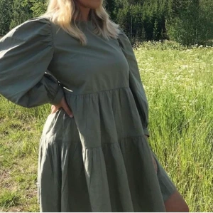 Sommarklänning  - Sommarklänning i khaki grön - storlek M 