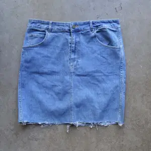 Gullig jeanskjol från H&M, använd en gång!🙌💙