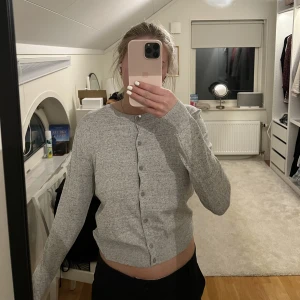 Grå kofta - Super fin grå kofta från hm stl M men passar mig som är s