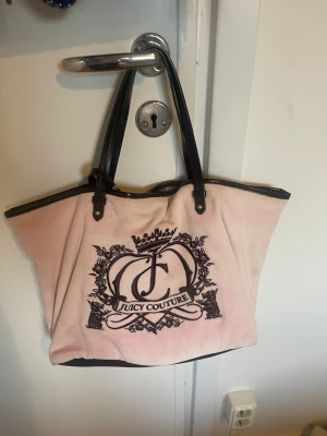 juciy couture  - en jättefin juciy couture väska som ej kommer till användning längre och passar inte min stil riktigt säljer bara för bra pris