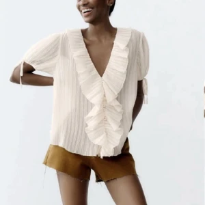 Zara blus - Säljer denna blus från zara