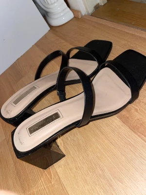 Låga klackar  - Låga klackar, jätte bekväma att använda under lång period och enkla att gå med (storlek 39)