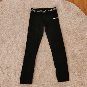 Träningstights  - Träningstights i bra skick, knappt använda. Det finns ingen storlekslapp i byxorna, men de är 77 cm långa och jag uppskattar storleken till 140. Du betalar frakt
