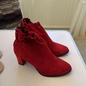 Röda klackar - Använda någon gång. Men i fint skick