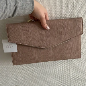Kuvertväska - Oanvänd kuvertväska i dusty rosé färg. 