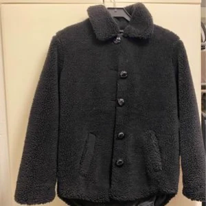 Vinter/höstjackan  - Har du inte en vinter jacka eller nån i din närhet som inte har och vill ha. Så har jag en nyskick/ ej använd jacka till salu. Köpte den på Ullared. Stl XS/S  Tar bara swish 
