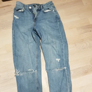 Jeans  - Har en rosa färg fläckt från färg, 