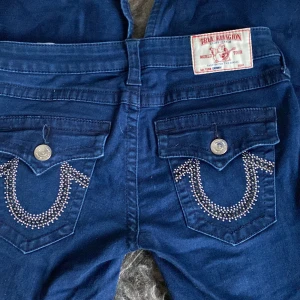 True religion jeans - Lågmidjade skinny fit jeans från true religion. Rhinestones fickor! Super Coola och trendiga, knappt använda, jättebra skick!!