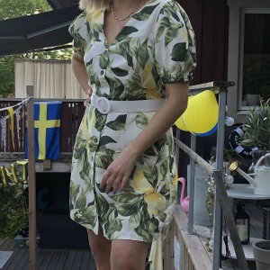 Klänning - Säljer denna fina klänning med knappar fram. Det vita skärpet tillhör inte klänningen. 