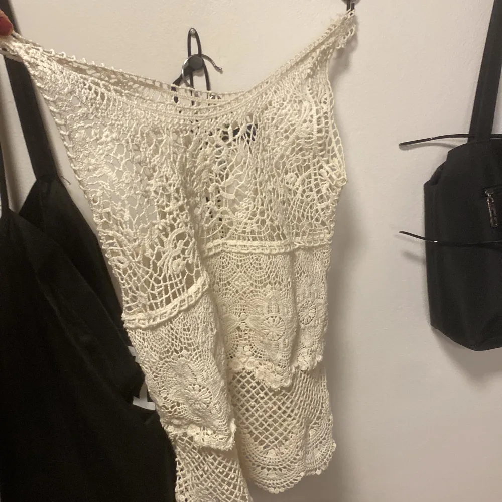 American eagle linne i vit, broderad. Storlek S, frakt ingår inte i priset utan det tillkommer. Köpt för 120kr secondhand här på Plick, säljes för 60kr + frakt. Toppar.