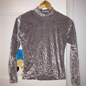 Cool polotröja i mesh - Snygg polotröja i mesh och sammet! Grå och lila/ lilac. Supersnygg men lite liten på mig. 