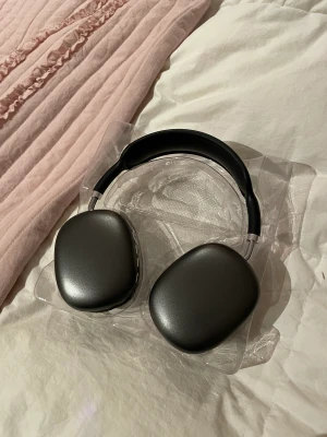 Hörlurar  - Air pods max dupe i svart tillkommer box och sladd bluetooth och ljudet funkar utmärkt 