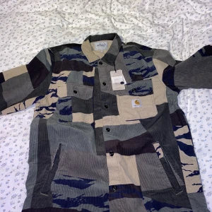 Dixon shirt jackrt - Säljer min dixon jacket camo helt ny taggarna är på säljer den för att ett företag sickade fel och dom sa att jag bara skulle behålla den Helt ny kostar 1699   Kan sicka på post OBS! Köparen står för posten