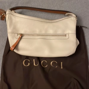 Gucci bag - Pre-owned Gucci medium Madison leather shoulderbag, inköpt 2021 på Miinto. Använd fåtal gånger. Nyskick. Cirka 39x23 cm. Flera fack. 