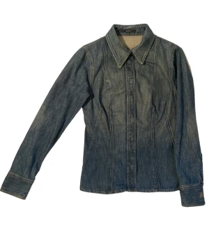 Gucci skjorta - Märke: Gucci Modell: Storlek: 44, Bröst: 88cm, Längd: 62cm Färg: Blå/brun Skick: Använd utan slitage Information: https://www.tradera.com/item/1630/576432296/gucci-skjorta