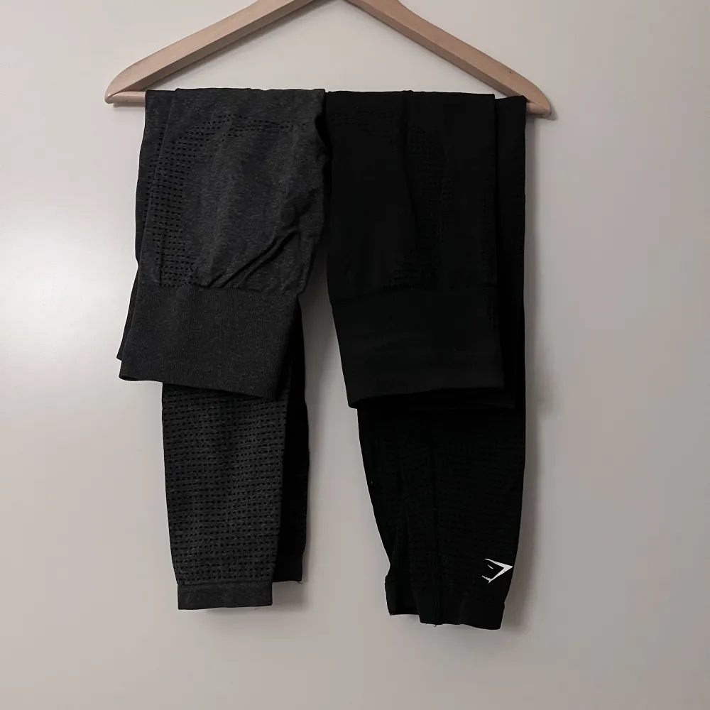 2 par tights från gymshark, 150:-/st eller båda för 250:-. Svart och mörkgrå . Jeans & Byxor.