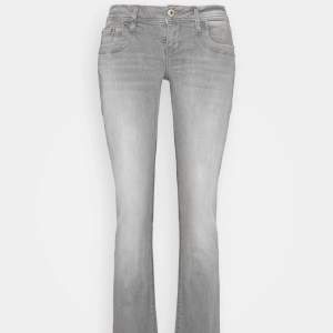 Hej jag köpte dessa LTB jeans på plick och när jag provade dem var dem tyvär för stora ( stl: 29/34) undrar om det är någon  som har i mindre storlek som vill byta? ( kan sälja men då får ni buda! )