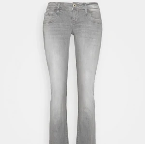 Byte - Hej jag köpte dessa LTB jeans på plick och när jag provade dem var dem tyvär för stora ( stl: 29/34) undrar om det är någon  som har i mindre storlek som vill byta? ( kan sälja men då får ni buda! )