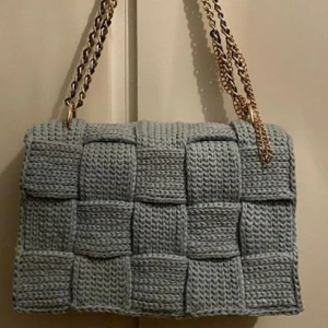 BV väska - Maffig turkås väska som inspirerats av Bottega Venettas Cassette väska. Har vita linjer för mer stadga, som kom att likna moln. längd: 27.5cm höjd: 18.5cm djup: 5cm frakt:99:- 