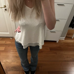 VITT LINNE MANGO - Så fint vitt linne från mango. Super bra skick o knappt använd. Snygg att använda för sig själv eller att ha under tröjor. Luftigt och skönt material💗💗💗😊😊😊🤍🤍🤍🤍🤍🤍